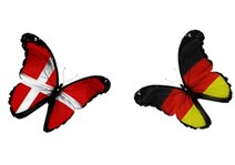 Vlaggen in de vorm van een Deense en een Duitse vlinder.