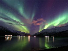 Noorderlicht boven een Fjord in Noorwegen.